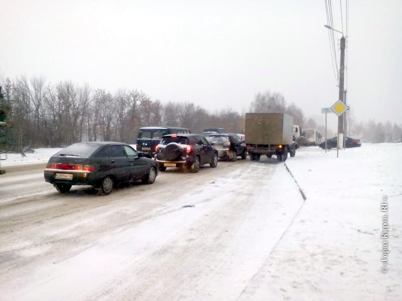 Cнегопад в Кирове стал причиной заторов на дороге