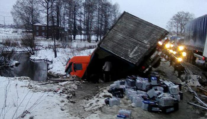 В Слободском районе фура съехала в реку