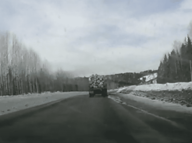 С кировского лесовоза, который поднимался в гору, полетели бревна