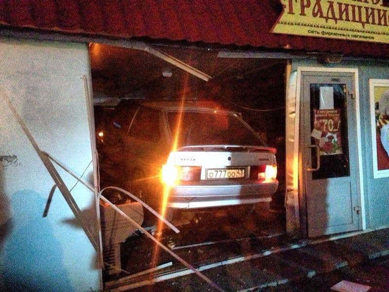 Пьяный водитель снес киоск на юго-западе Кирова