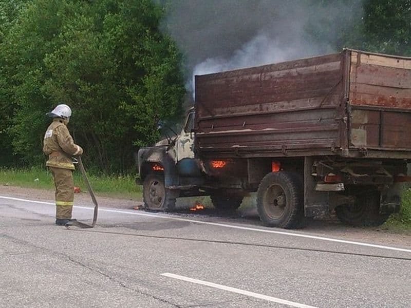 В Кировской области на трассе загорелся ГАЗ