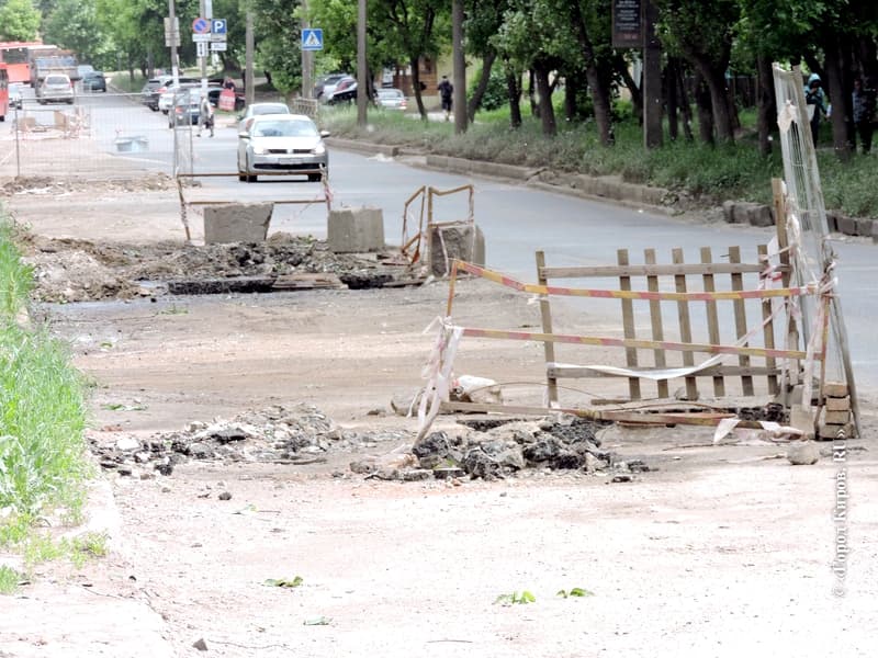 Разрытые участки на Кольцова опасны для водителей: крошится асфальт