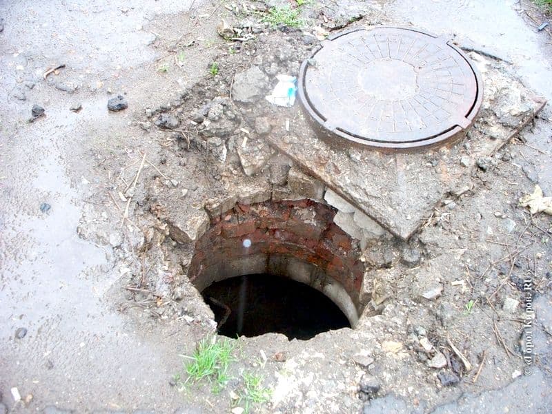 Дорога у Нового моста обвалилась из-за заброшенного люка