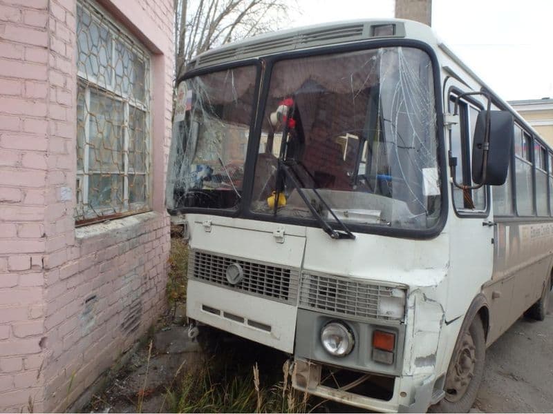 «ПАЗик» протаранил автомобиль, а затем и административное здание