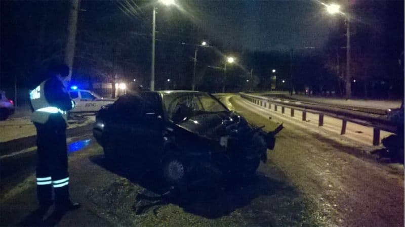 Нетрезвый водитель «Фольксвагена» на Производственной врезался в столб