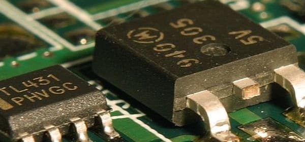 Чипы в номерах помогут распознать нечитаемые знаки со 100 метров