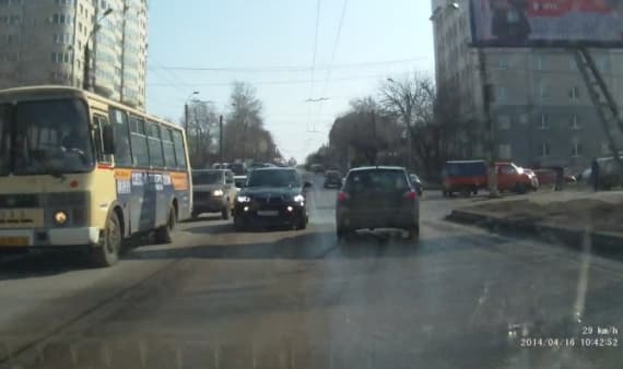 В Кирове по встречке ездит BMW с «мигалками»