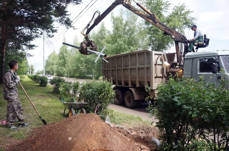 На перекрестке у СЭС в Кирово-Чепецке установили опоры для светофоров