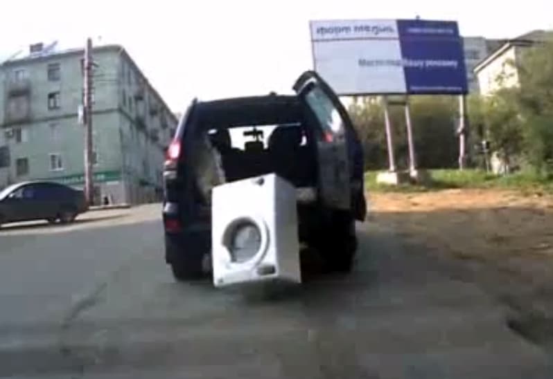 ДТП. Девушки потеряли на дороге стиральную машину [видео]