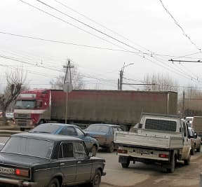 Фура парализовала движение на Производственной