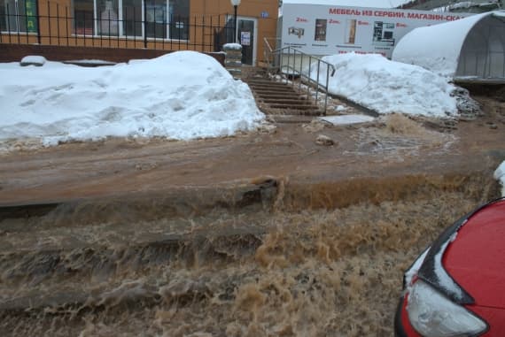 Крупная утечка на перекрестке улиц Свободы и Милицейской