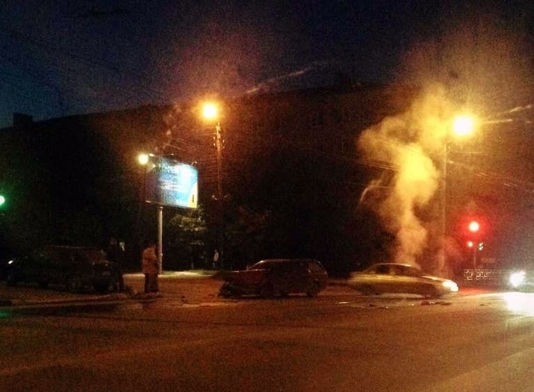 Ночное ДТП на перекрестке Горького-Воровского: одна из машин загорелась