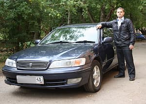Qualis, держащий  «Маrку»