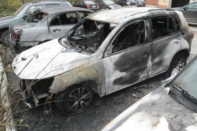 Ночью во дворе дома сгорели 3 автомобиля