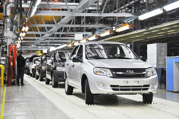 Lada Granta вновь стала самой популярной моделью в России