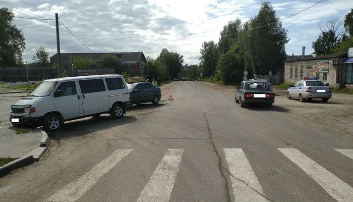 В Кировской области микроавтобус столкнулся с «Рено»: пострадали две пенсионерки