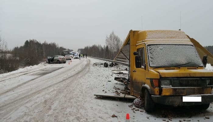 В результате жесткого ДТП в Юрьянском районе пострадали 6 человек