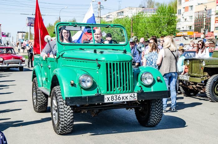 9 мая по городу Кирову проехались ретро автомобили