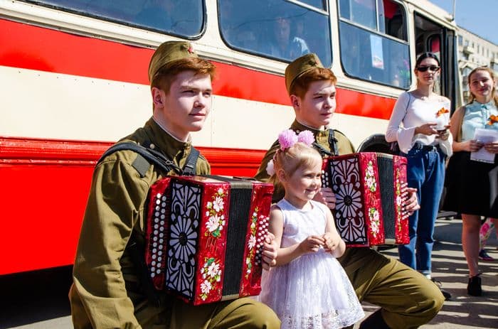 9 мая по городу Кирову проехались ретро автомобили