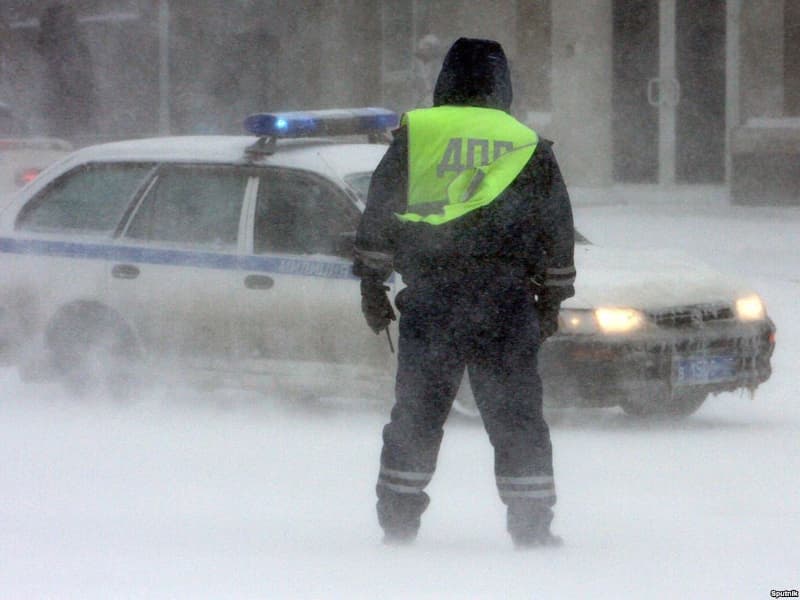 Кировские инспекторы ДПС спасли 30 замерзающих пассажиров автобуса