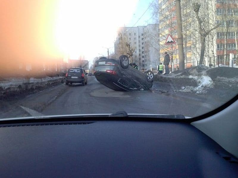 На Пугачева иномарка наехала на сугроб и перевернулась