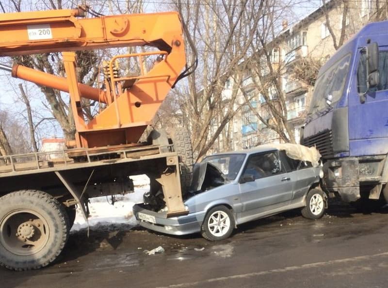 На Калинина легковушку зажало между краном и фурой