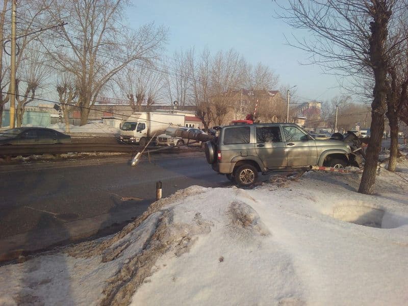 В Кирове из-за гололедицы внедорожник снес столб
