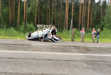 В районе поворота на Полой перевернулась легковушка