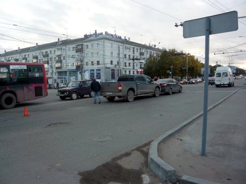 Авария на Воровского: «Тундра» врезалась в Kia Rio