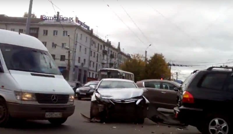 На Октябрьском проспекте столкнулись ВАЗ и иномарка