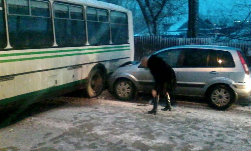 На улице Украинской «ПАЗик» перекрыл въезд в Чистые Пруды