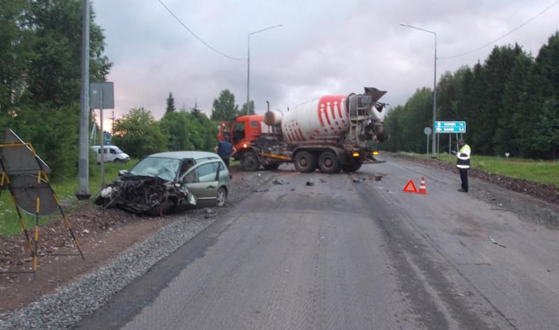 В Кировской области на трассе легковушка врезалась в бетономешалку: есть пострадавшие