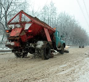 Ночью сотрудники САХа срочно посыпали обледеневшие дороги песком