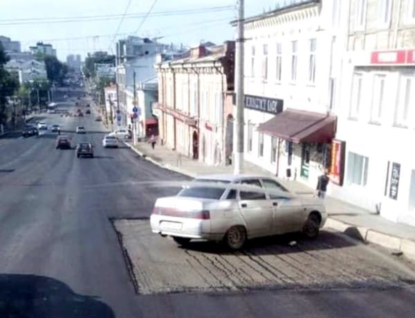 Ремонт дорог: дрейфующий кусок асфальта в луже и «заплатки» на вечер