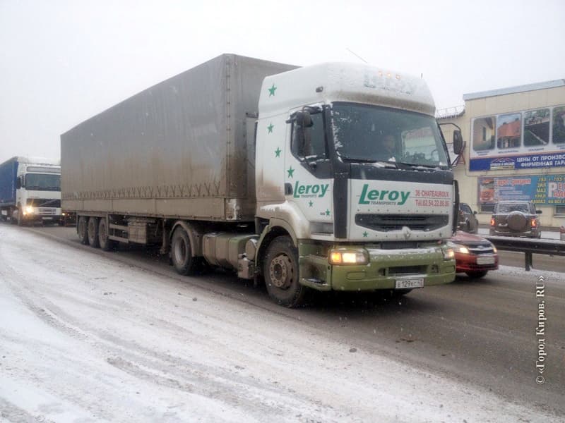 Протест дальнобойщиков: километровая колонна проехала по городу