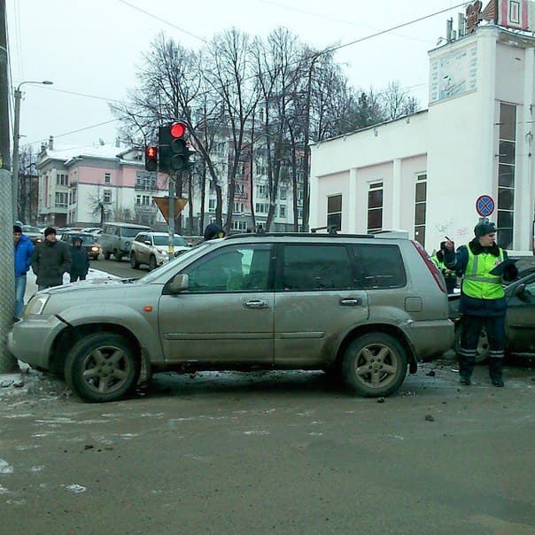 У «Октября» внедорожник врезался в столб