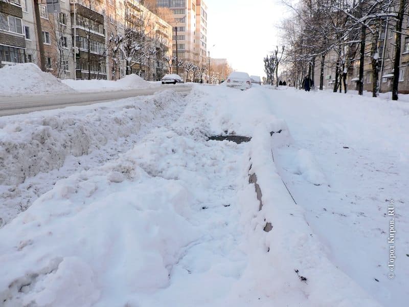 Из-за сильного снега узкие дороги Кирова стали односторонними