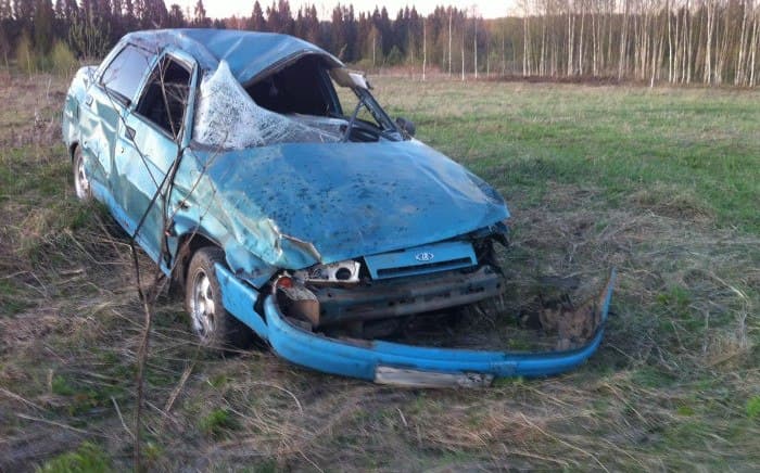 В Котельничском районе опрокинулся ВАЗ: водитель получил травмы