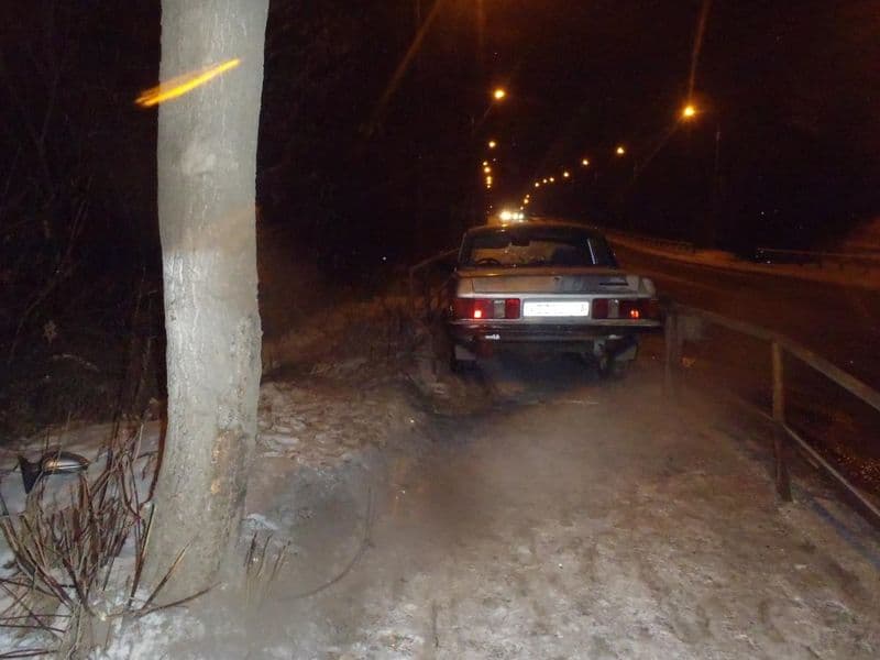 На Луганской водитель «Волги» врезался в ограждение