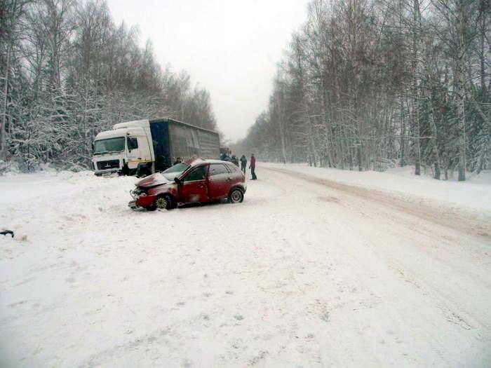Бесправник учинил аварию на трассе и погиб вместе с пассажиркой