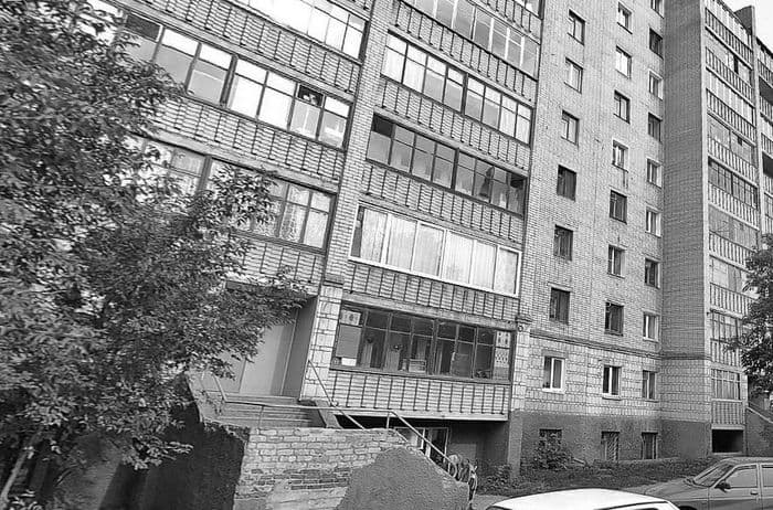 В Кирове на иномарку упал снег с девятого этажа