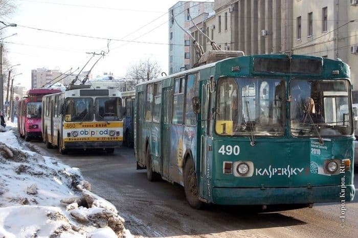 Из-за обрыва линии в центре города встали два десятка троллейбусов