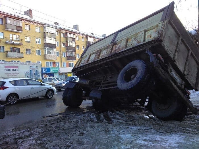 У стройки ТЦ на Ленина опрокинулся груженый прицеп