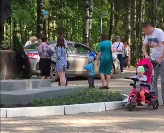 Водитель иномарки заехал в Парк Победы прямо на пешеходные дорожки