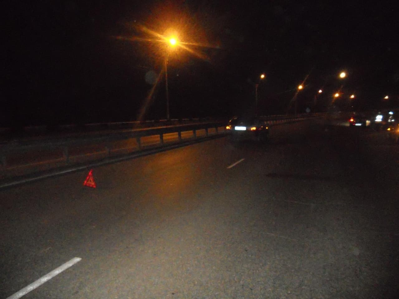 Водитель «ИЖ» наехал на мотоциклиста: от удара мужчина врезался в ограждение