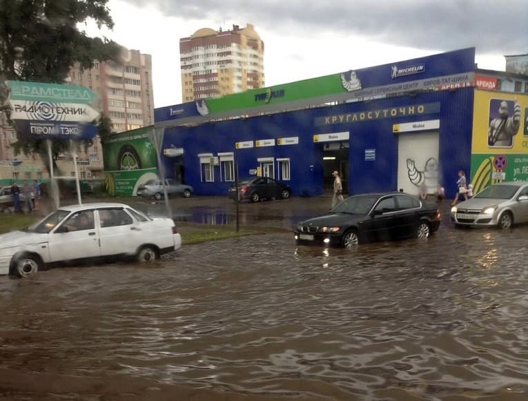 Дороги в воде. Ливневые канализации не справляются с осадками