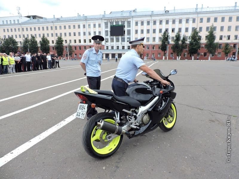 Полицейские задержали на Театральной площади «пьяного» мотоциклиста