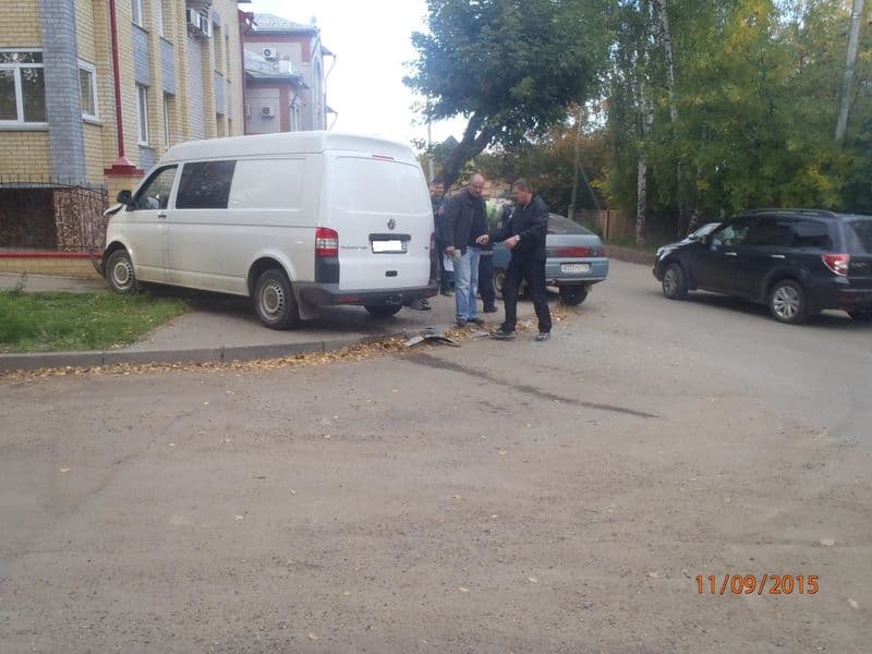 После столкновения машины выехали за пределы дороги