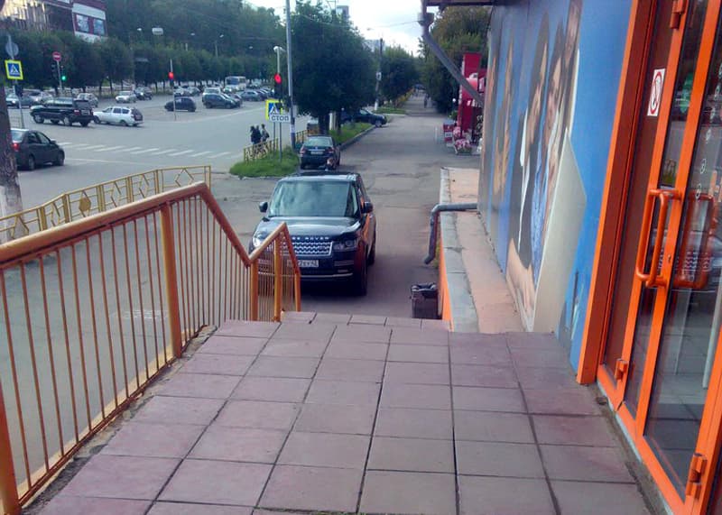 Оставил машину на тротуаре? Наказание найдёт тебя, но не всегда