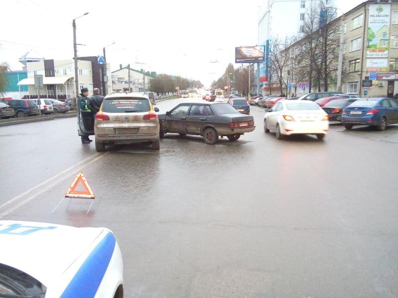 На Воровского «девяносто девятая» врезалась в «Фольксваген»